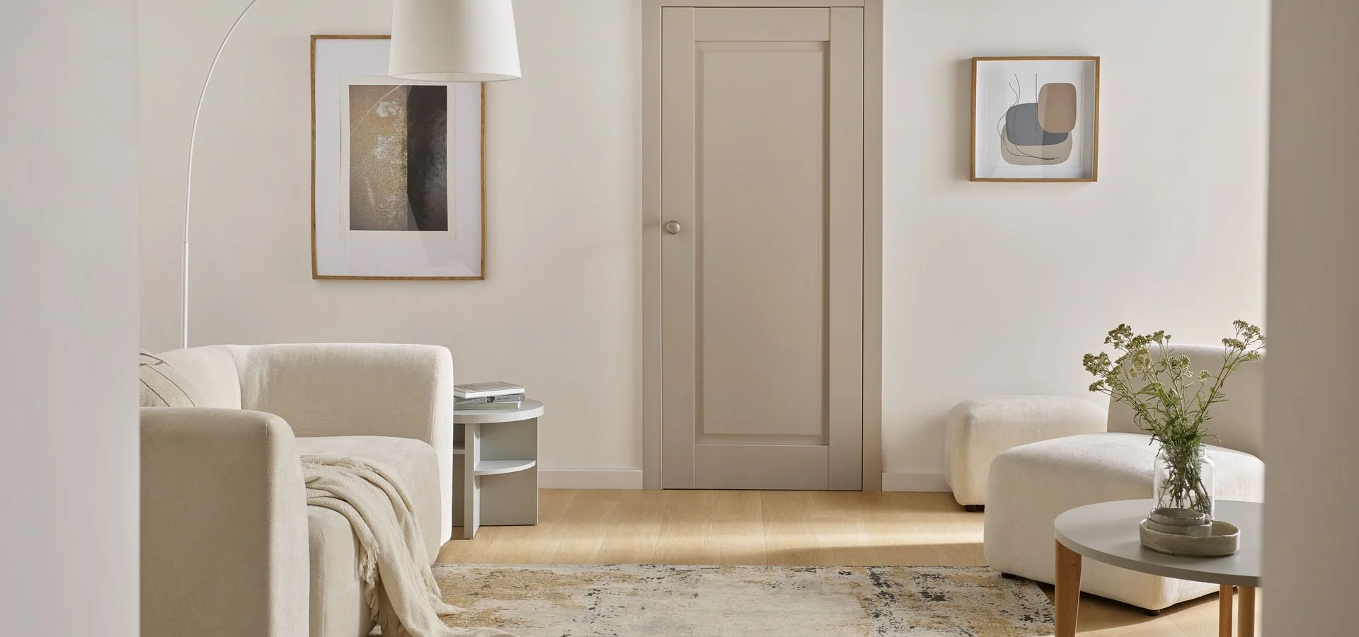 Minimalistyczny beżowy salon z szarymi drzwiami